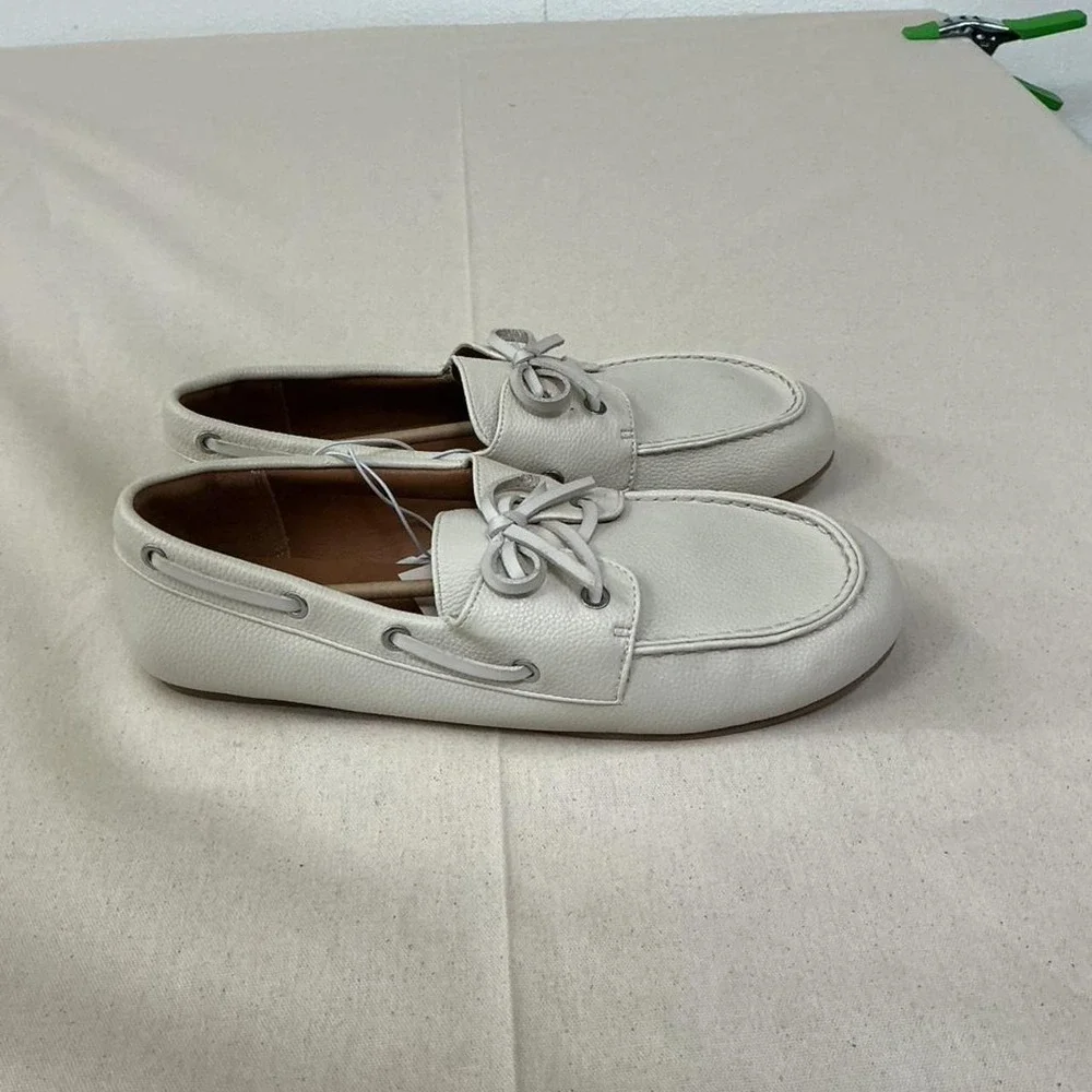 Universal‎ Thread white boat shoes